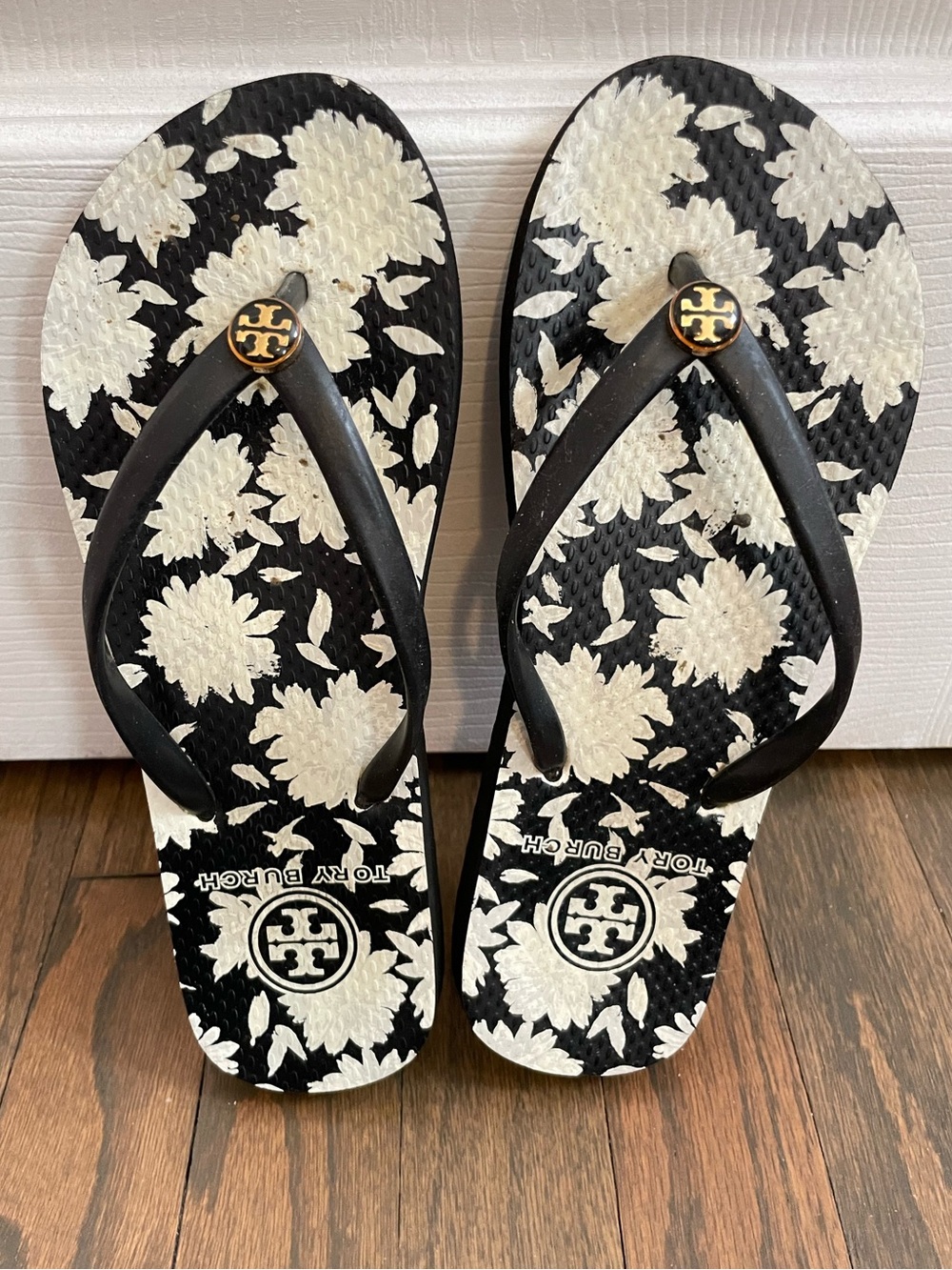 Tory Burch Flip Flop - Black & White Floral women’s size 5